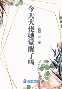 注意看，这个男人是个摄影师